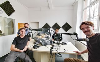 Das Podcast-Gründungsteam (v.l.n.r.) um Andreas Bischof, Matthias Fejes, die erste Moderatorin Lara-Lena Gödde und TUC-Absolvent, Redakteur und späteren Moderator Pascal Anselmi in den Studios von detektor.fm in Leipzig.